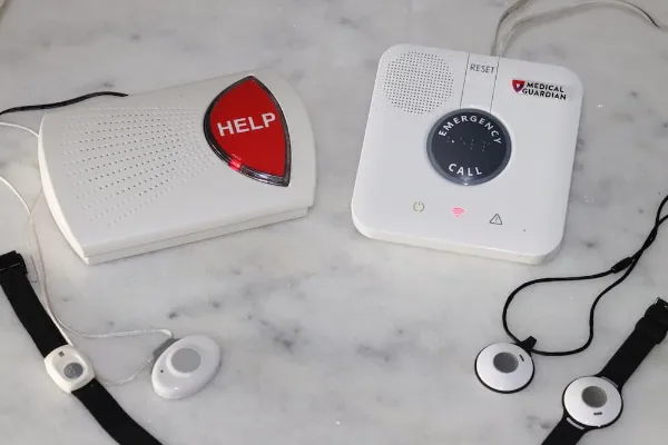 How Life Alert Systems Connect Seniors To Help Instantly?
