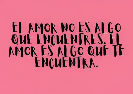 Spanish love quote "El amor no es algo que encuentres. El amor es algo que te encuentra" in black text on a pink background.