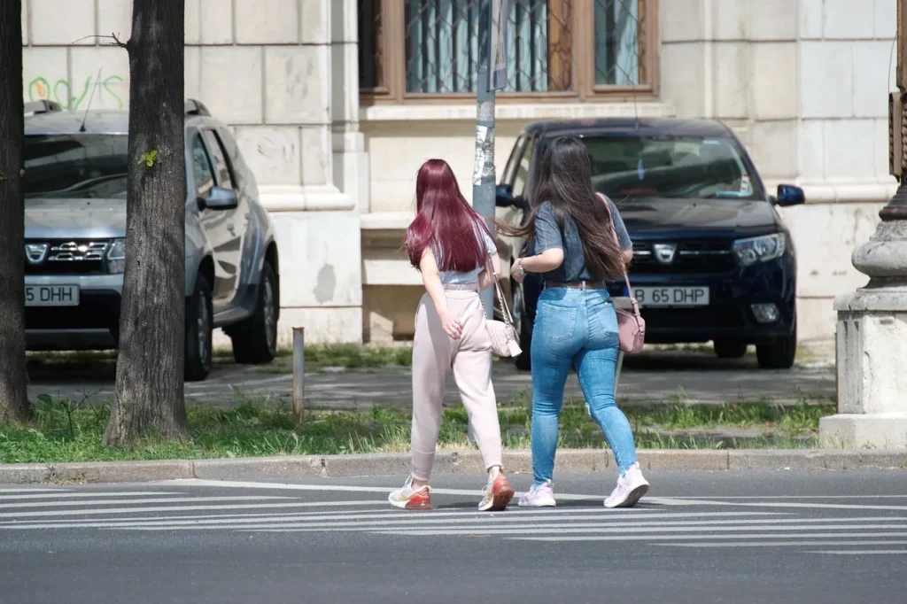 girls in city image for article life is full of unspoken rules